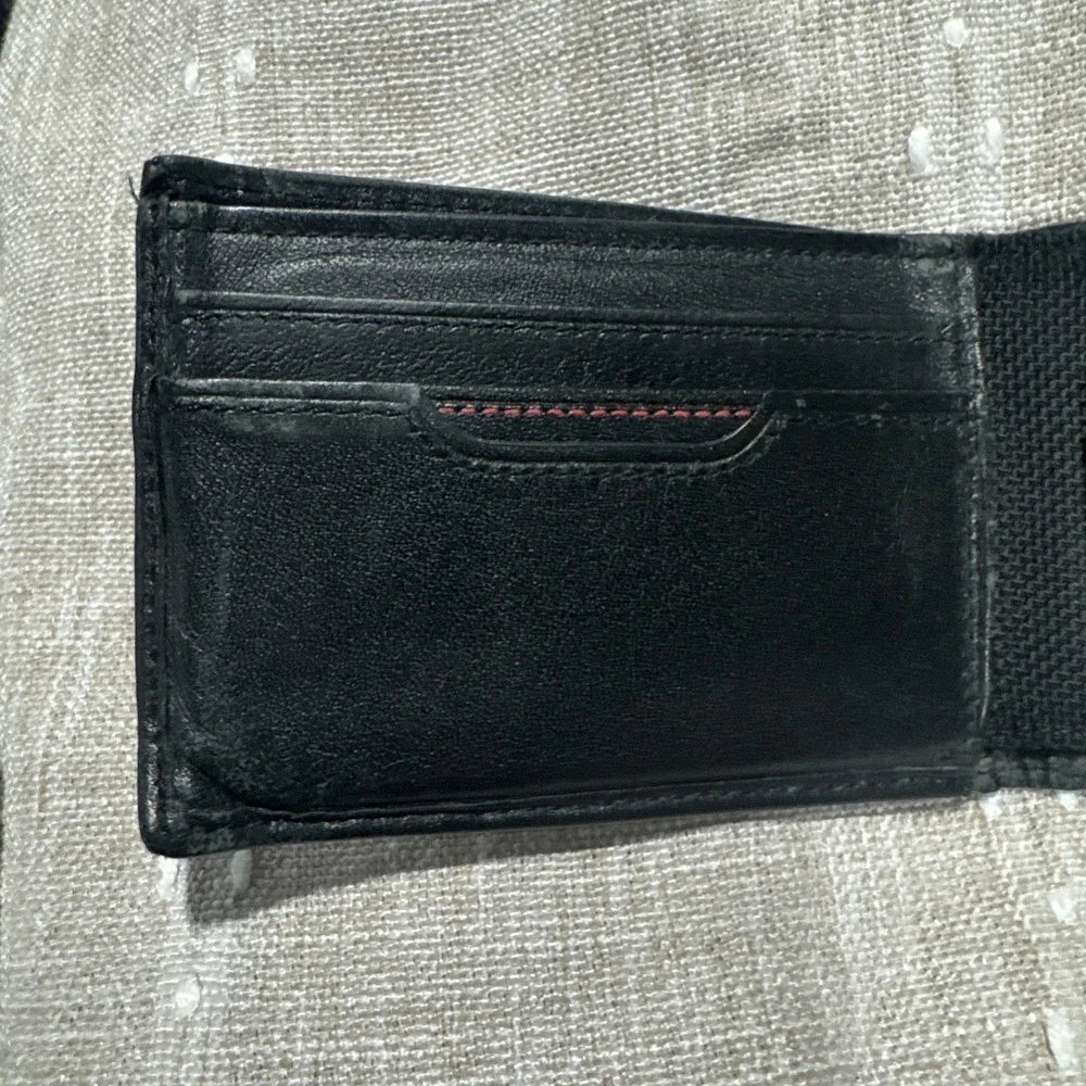 Tumi Mens Black Leather Bifold Wallet 6 Card Slots Slim Professional Accessory